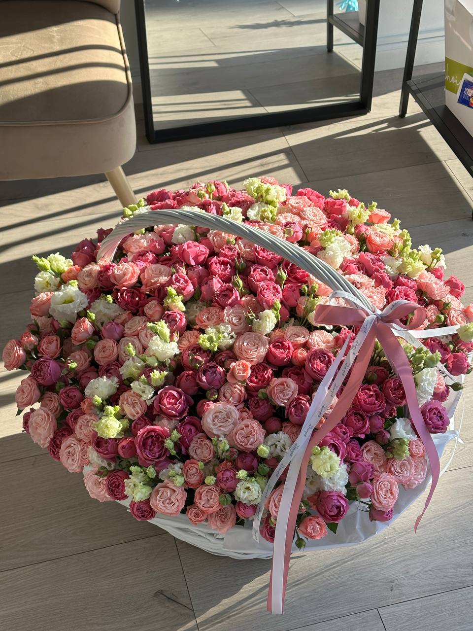 Giant Basket with Garden roses - XL Giant Basket with Garden roses - XL