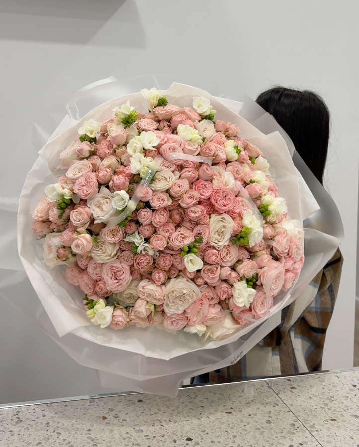 Luxury Garden Roses & Freesia Bouquet XL Luxury Garden Roses & Freesia Bouquet XL