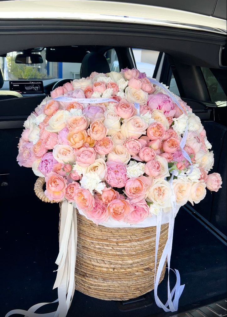 Giant Flower Basket 160 Flowers Giant Flower Basket 160 Flowers