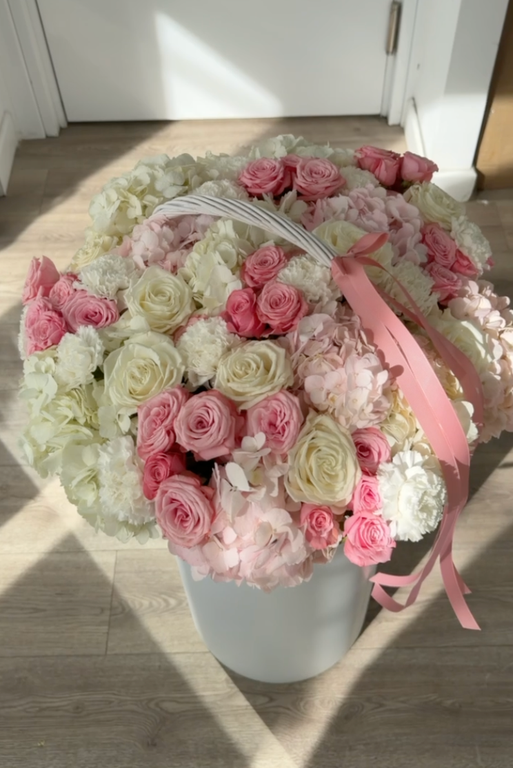 Luxury Hydrangea & Rose Basket XL Luxury Hydrangea & Rose Basket XL