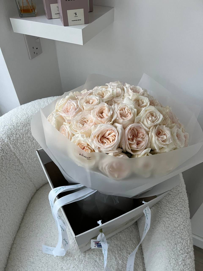 White O'Hara Roses - 31 Stems Size M White O'Hara Roses - 31 Stems Size M