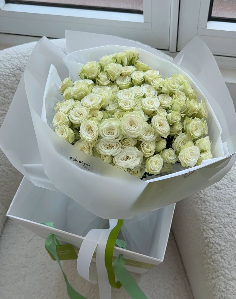 Classic White Spray Roses - 21 stems Classic White Spray Roses - 21 stems