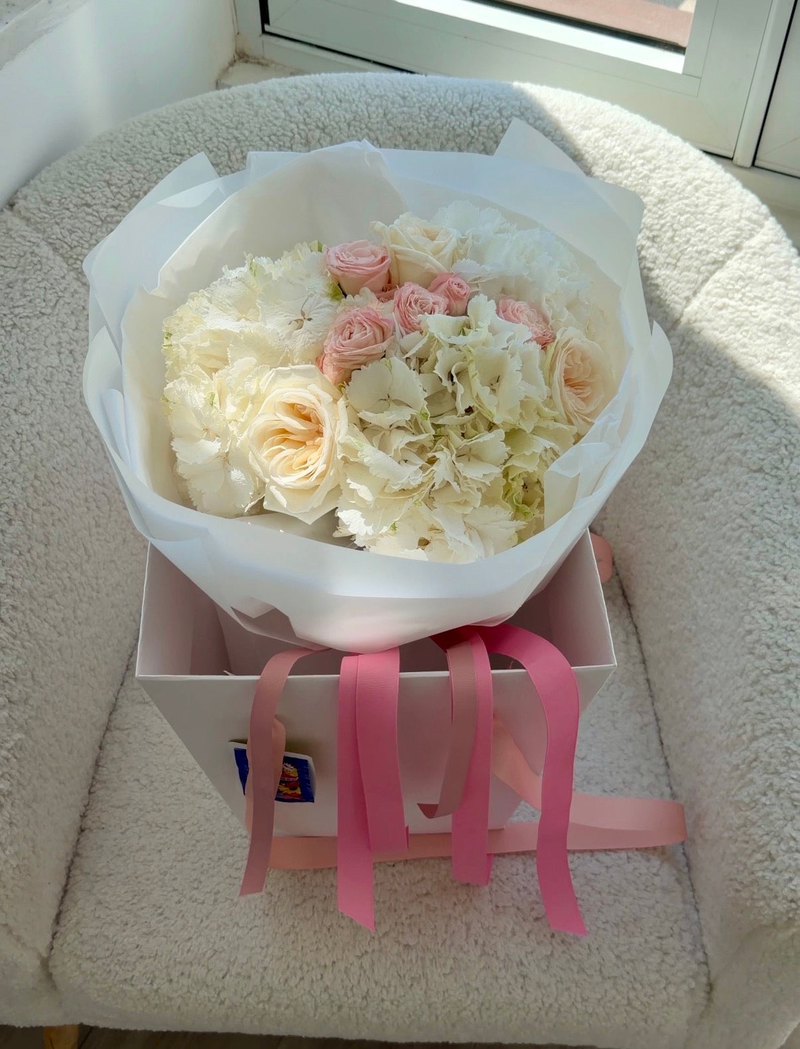 White Hydrangea & Blush Roses Size M White Hydrangea & Blush Roses Size M