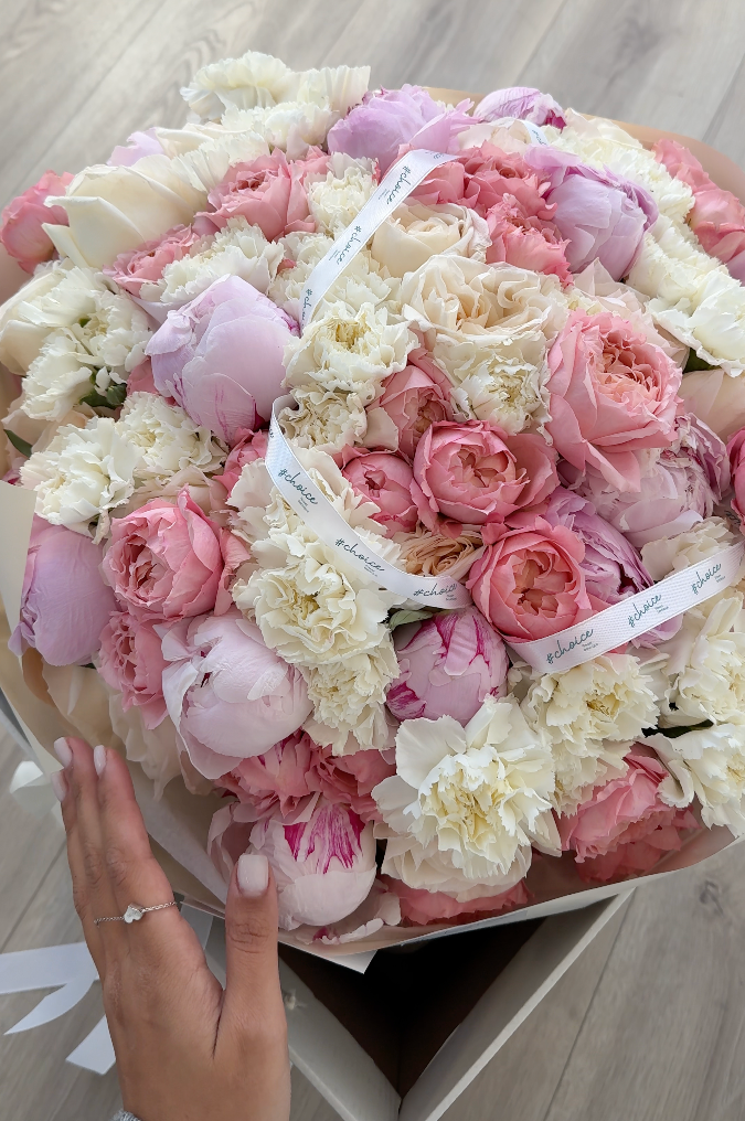 Peonies, Garden Roses & Carnations Bouquet XL Peonies, Garden Roses & Carnations Bouquet XL