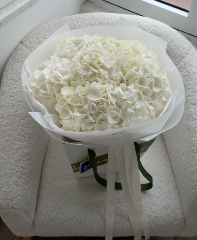 9 White Hydrangeas Bouquet M 9 White Hydrangeas Bouquet M